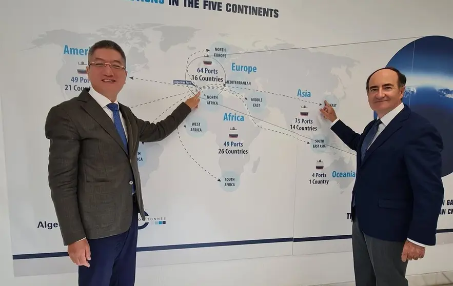 El presidente de la APBA, Gerardo Landaluce, y el director de la Secci&oacute;n Consular de la Embajada de China en Espa&ntilde;a, Zhang Jin, en una visita al puerto de Algeciras