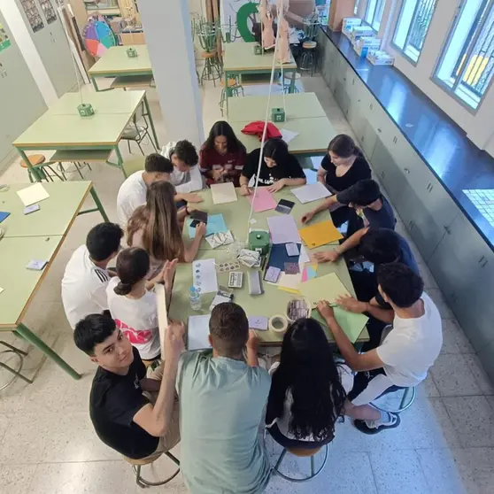 Un grupo de menores, trabajando en el proyecto