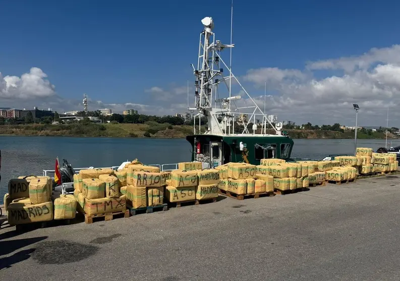 Fardos de hach&iacute;s recuperados por la Guardia Civil