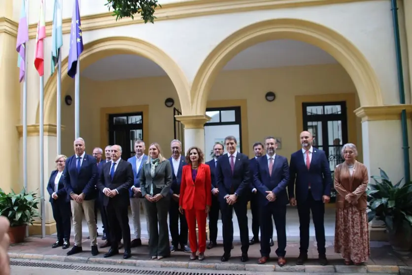 La ministra, junto a los ocho alcaldes