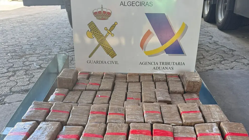 Intervenidos m&aacute;s de 2.100 kilos de hach&iacute;s en el puerto de Algeciras.

REMITIDA / HANDOUT por GUARDIA CIVIL
Fotograf&iacute;a remitida a medios de comunicaci&oacute;n exclusivamente para ilustrar la noticia a la que hace referencia la imagen, y citando la procedencia de la imagen en la firma
06/12/2025