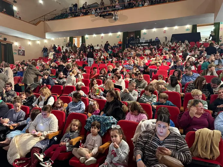 El teatro, durante la funci&oacute;n