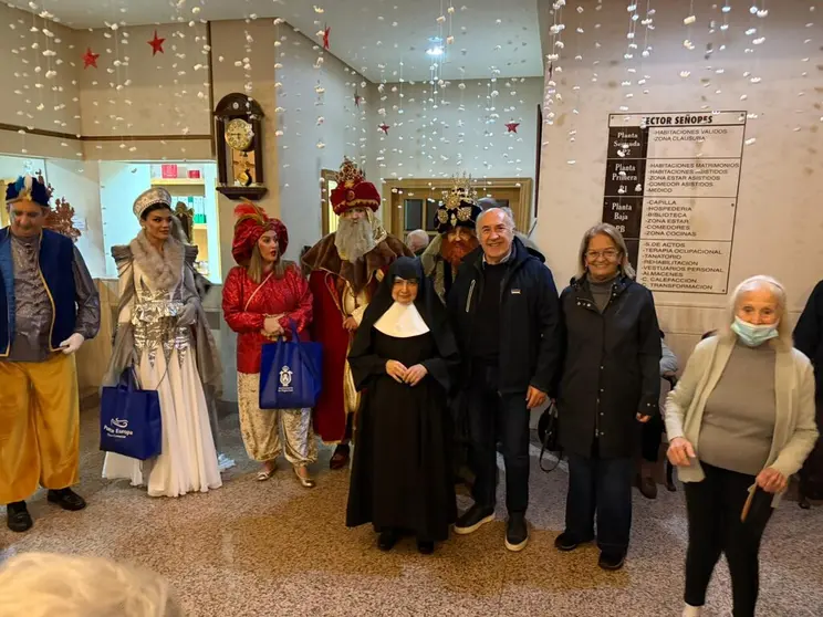 Visita de los Reyes Magos al asilo