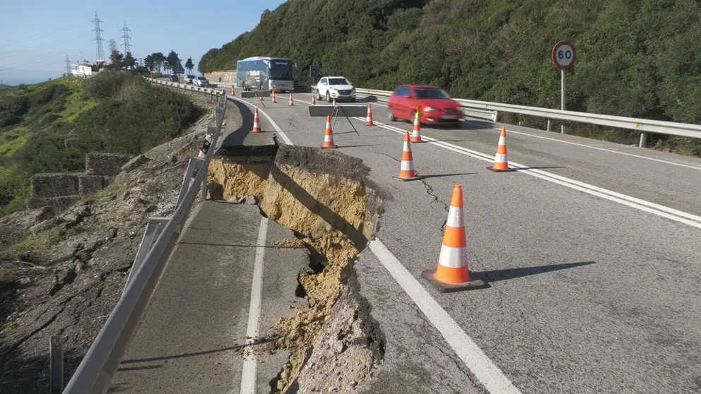 Hundimiento de parte de la carretera en la N-340
