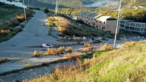 Los vecinos denuncian al abandono de la calle Emilia Danero no recepcionada, y que acumula basuras y un vertido que desprende un fuerte olor