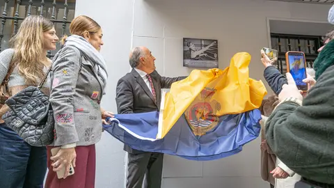 Placa Lola Manteca. Foto Tomoyuki Hotta
