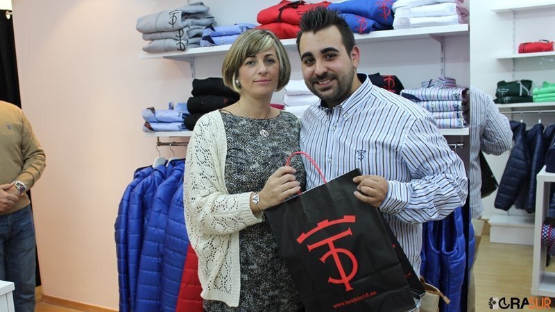 El propietario con su primera cliente