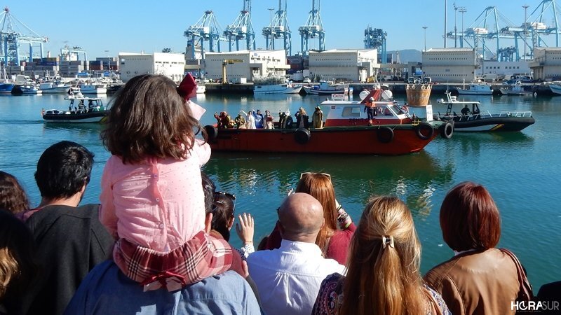 Dos embarcaciones de la Guardia Civil escoltan la llegada de los Reyes Magos1