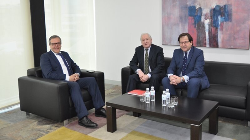 Imagen de la reunión mantenida entre el Presidente de la Cámara de Comercio del Campo de Gibraltar, Carlos Fenoy y el Presidente de la Cámara de Comercio de Burgos, Miguel Méndez