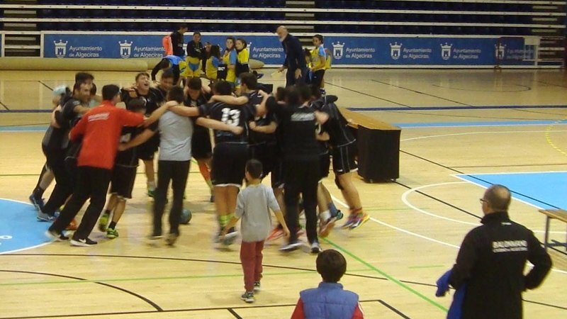 Los juveniles celebran el ascenso sobre la pista del pabellón algecireño
