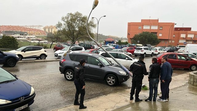 Farola sobre un vehículo en la avenida América