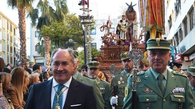 El alcalde delante del paso de misterio de Columna Lunes Santo