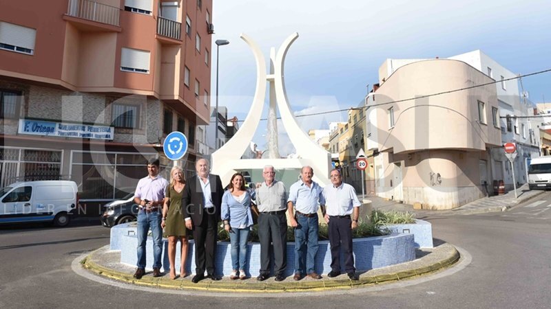 Landaluce, las delegadas y los miembros de la asociación delante de la fuente