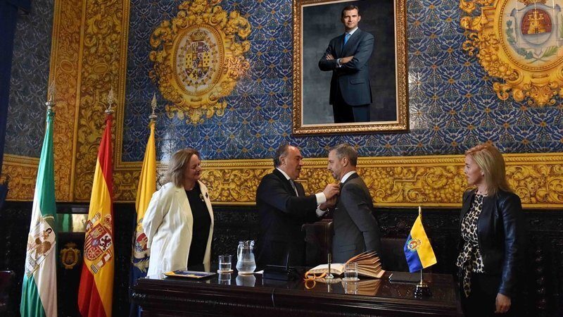 2-RECEPCIÓN AL CONSEJERO DE HACIENDA, INDUSTRIA Y ENERGÍA DE LA JUNTA DE ANDALUCÍA, JUAN BRAVO BAENA