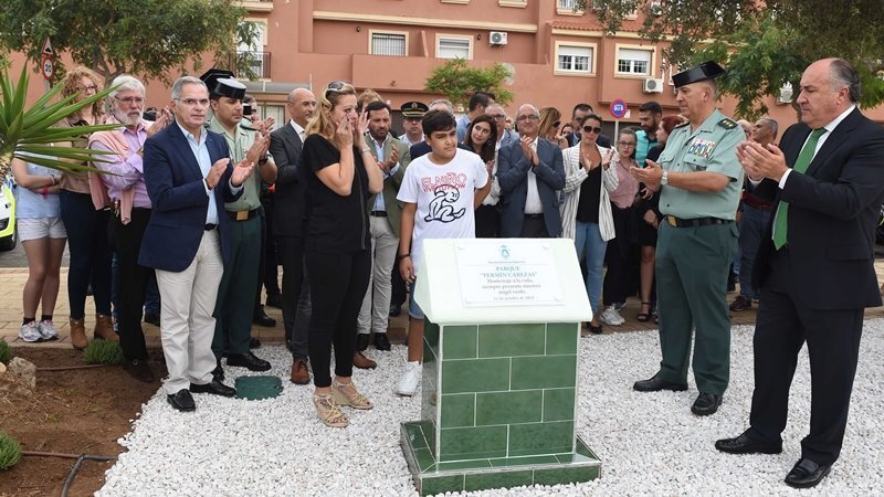 Landaluce, el coronel de la Guardia Civil y la familia, junto al monolito