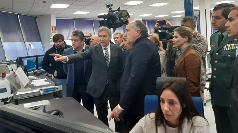 Visita de Lucrecio Fernández al centro de salvamento en Tarifa