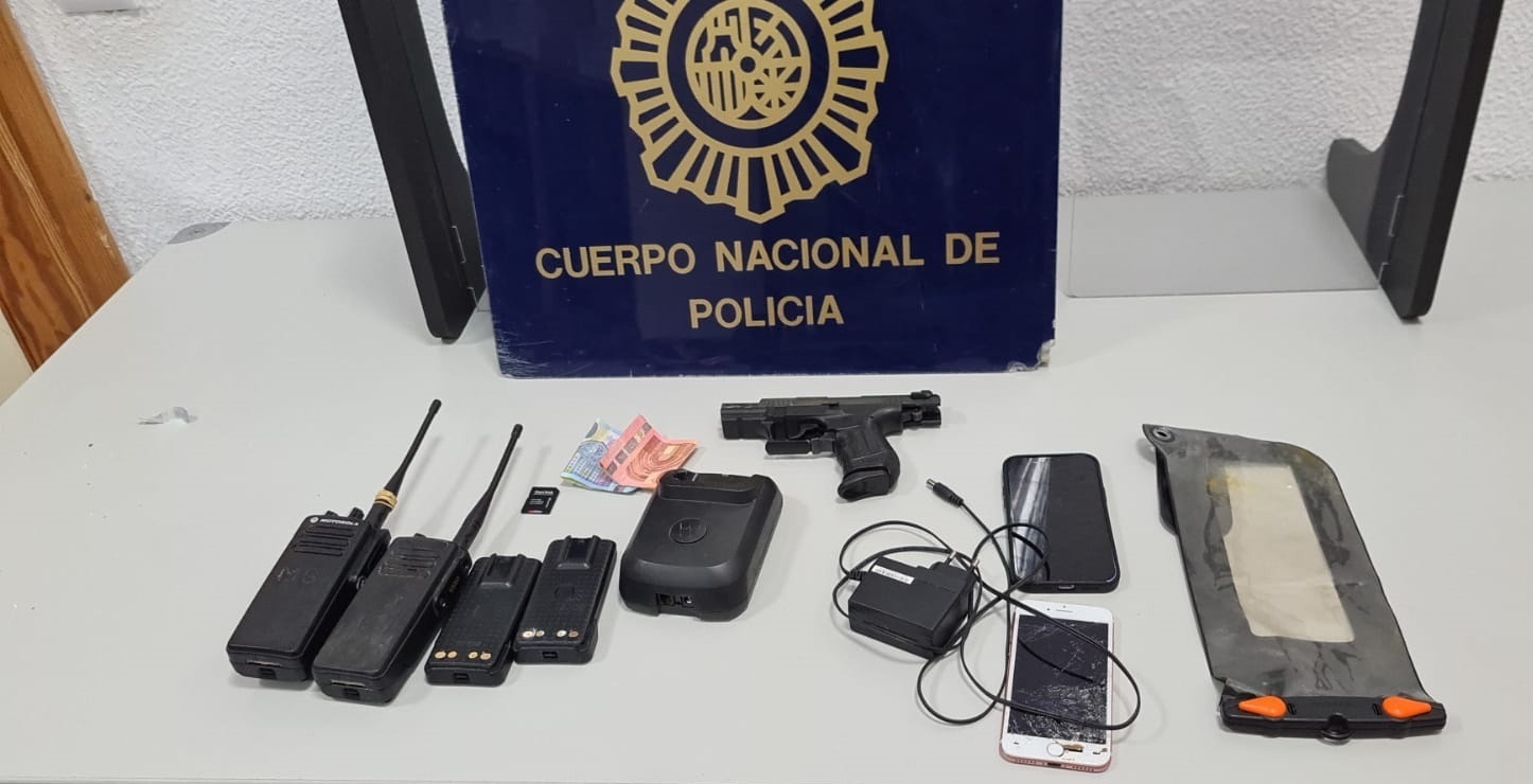 Armas y equipos de comunicación decomisados en la intervención