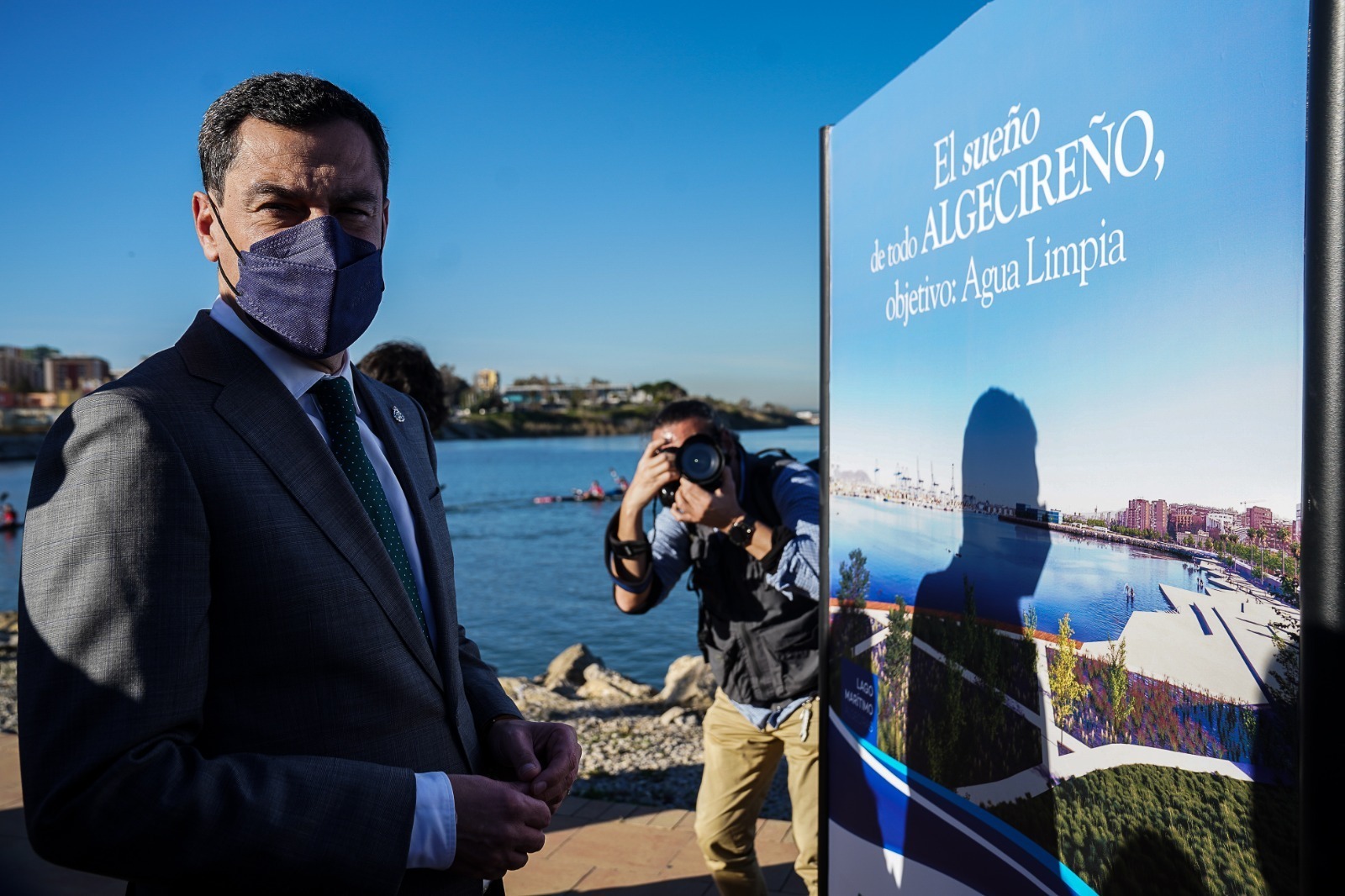 Juanma Moreno visita las obras en el Llano Amarillo