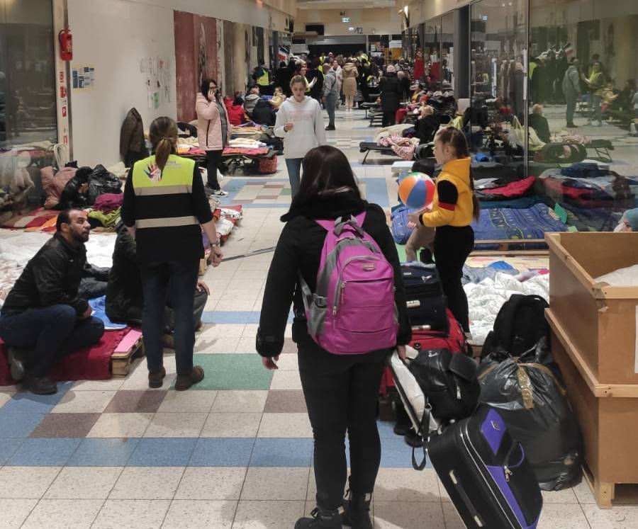 Campo de refugiados improvisado en un centro comercial proximo a Leopolis