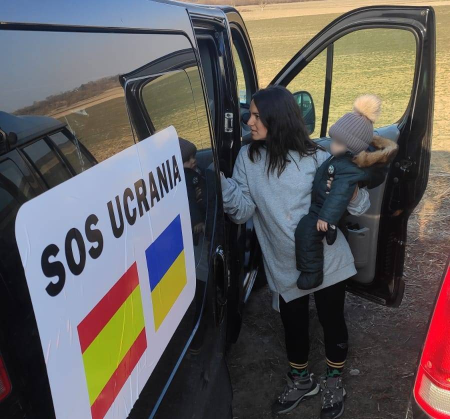 Marina, con uno de los niños ucranianos repatriados