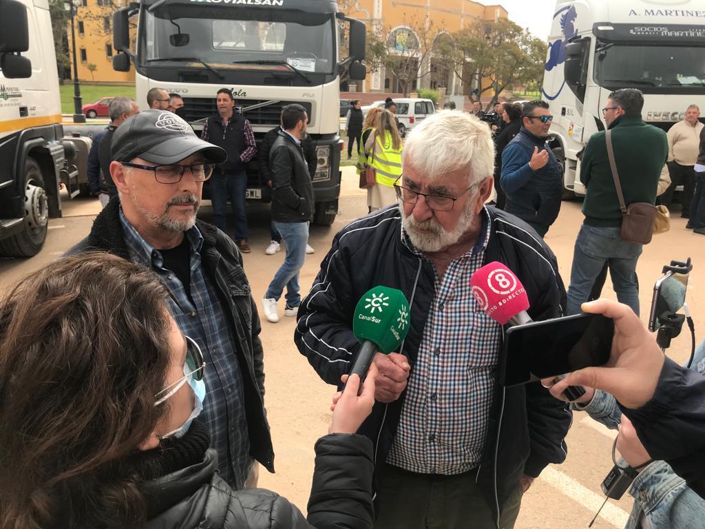 Transportistas atendiendo a los medios en Los Barrios