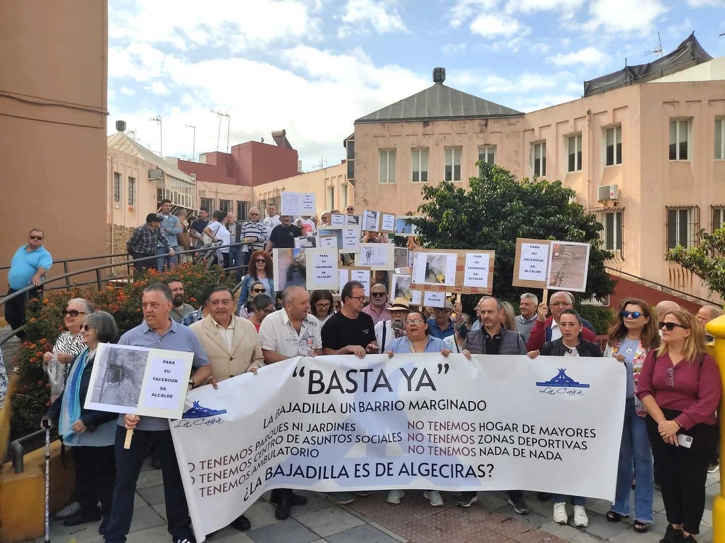 Concentración ante el ambulatorio de La Bajadilla
