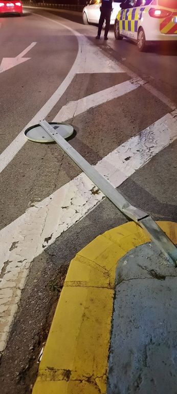 Señal derribada en el accidente