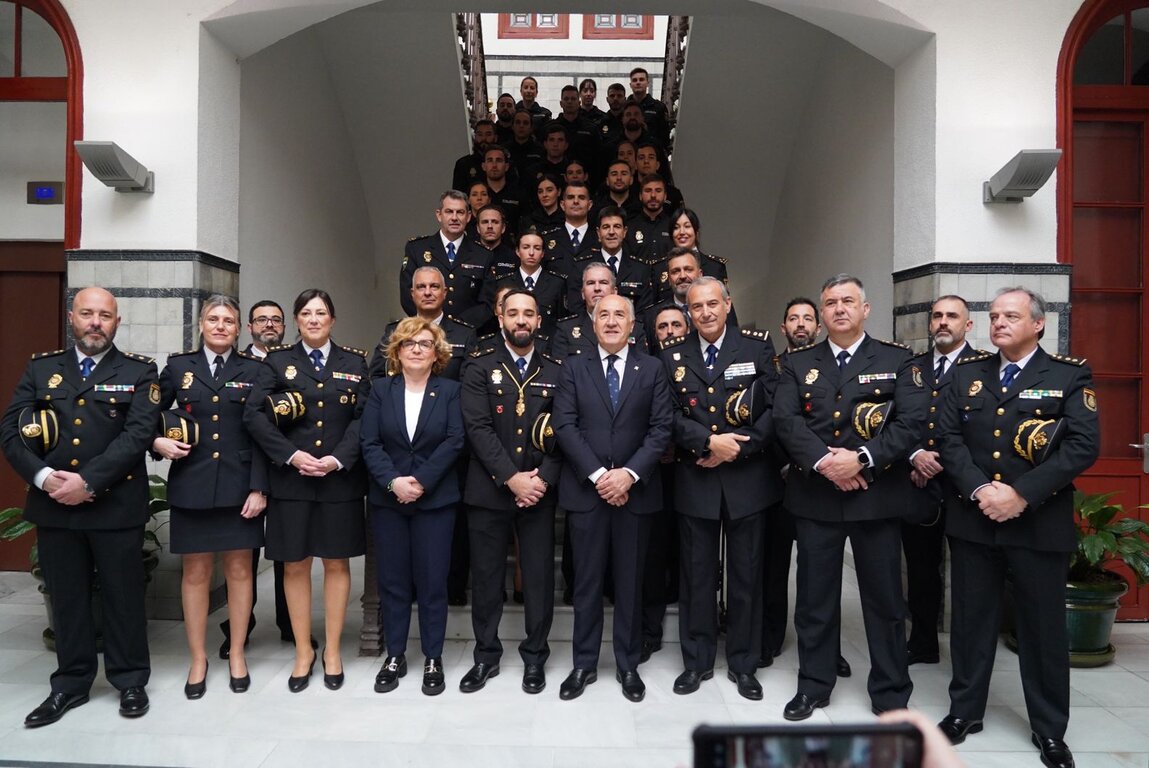 Agentes y mandos de la Policía Nacional acudieron al homenaje a su compañero en el Ayuntamiento de Algeciras